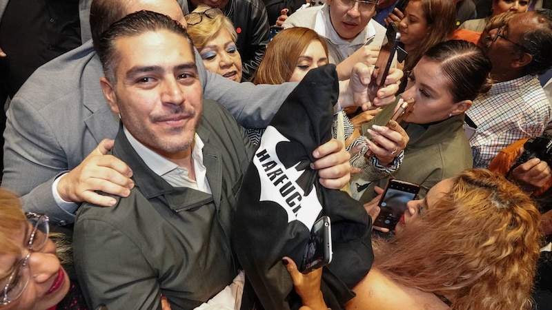 El actor mexicano Tenoch Huerta, conocido por su papel de Namor en la película "Black Panther: Wakanda Forever", es recibido por sus fans en el Aeropuerto Internacional de la Ciudad de México.