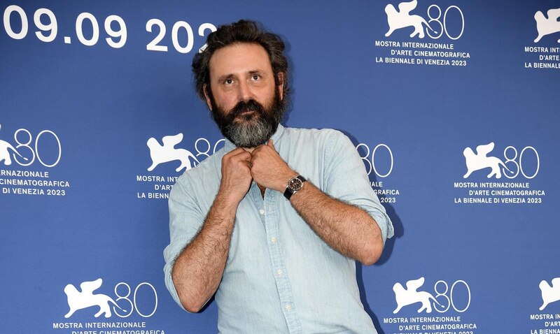 El actor español Eduard Fernández posa en la alfombra roja de la 80ª Mostra de Venecia