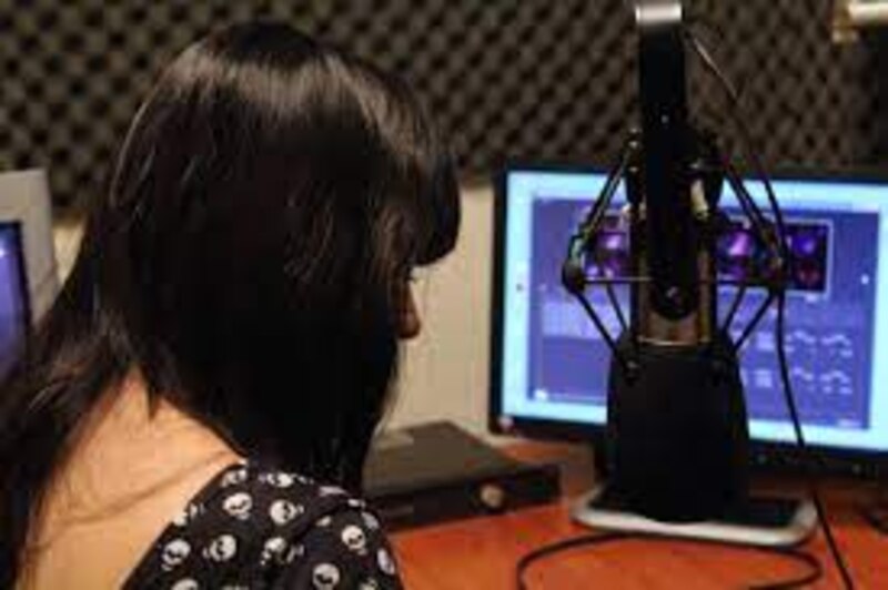 Mujer joven en un estudio de grabación.