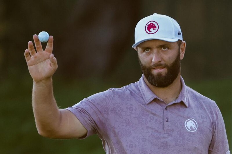 El golfista Sergio García muestra la bola de golf que va a golpear