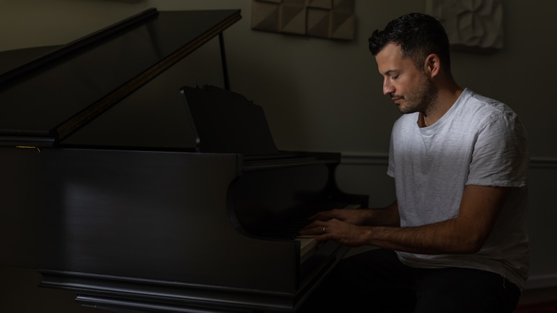 Pianista tocando el piano