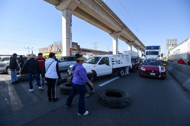 Familiares y amigos de personas desaparecidas en el Edoméx bloquearon la carretera Toluca México a la altura del km 48, exigiendo que la FGJEM trabaje en sus casos y dejen de archivar carpetas. Al grito de “Vivos se los llevaron, vivos los queremos” extendiendo mantas con las imágenes de sus desaparecidos quemaron algunos neumáticos mientras realizaban el bloqueo. Uno de los casos es la desaparición de José Jesús Carbajal García, quien desapareció el 26 de agosto del 2025 en Toluca