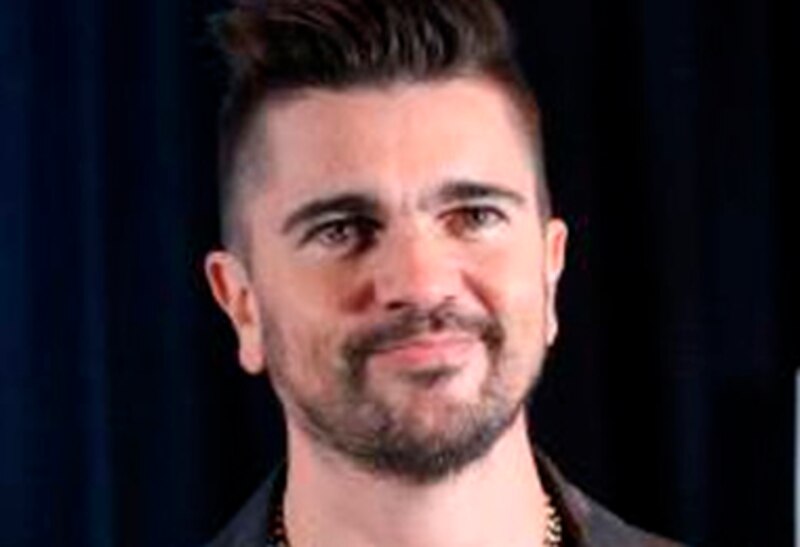 El cantante Ricky Martin sonríe a la cámara.