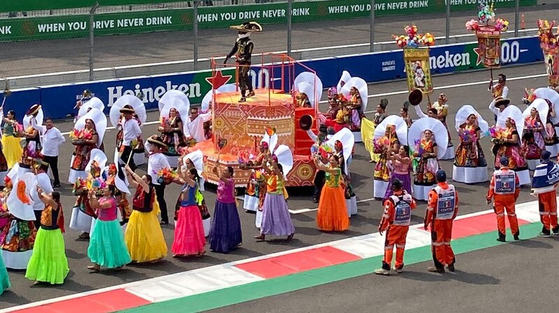 Desfile de trajes típicos mexicanos en el Autódromo Hermanos Rodríguez