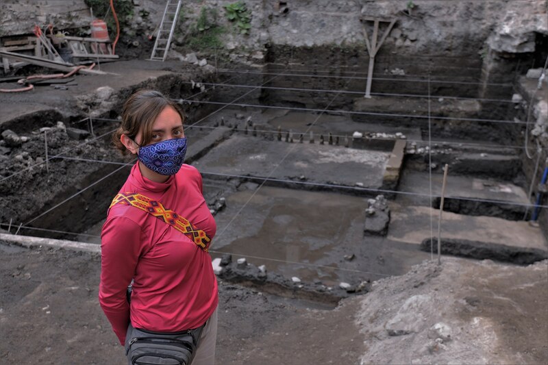 Arqueóloga trabajando en un sitio arqueológico