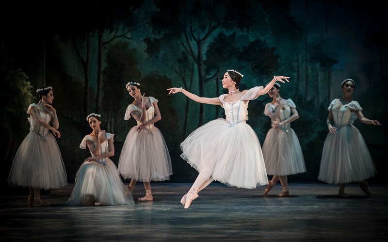 Bailarinas de ballet realizando una coreografía.