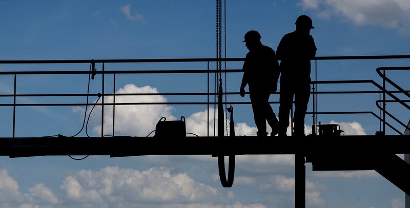 Trabajadores de la construcción en lo alto de una estructura