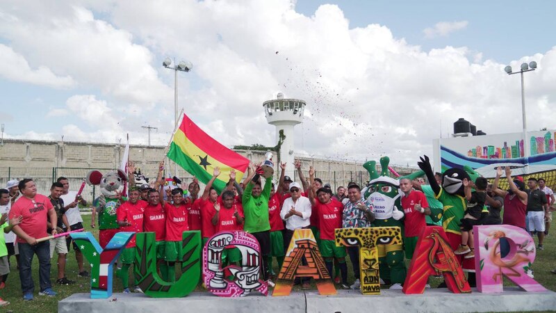 Jugadores de fútbol celebran con la copa