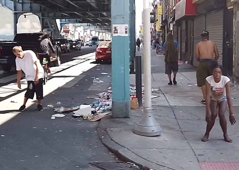 Mujer sin hogar en la calle