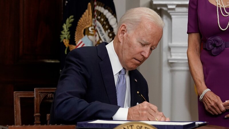 El presidente Biden firma una orden ejecutiva sobre el cambio climático