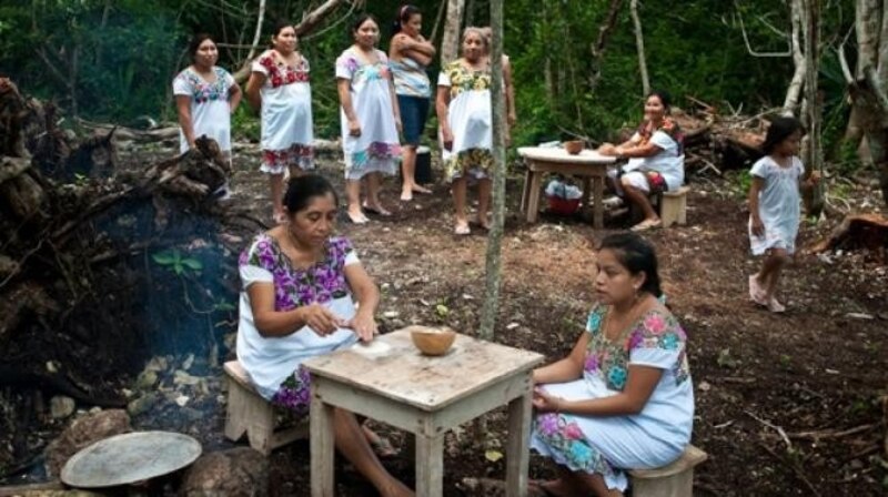 Mujeres indígenas en una comunidad rural