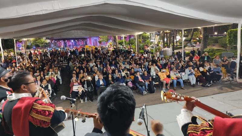 Concierto de música en vivo en el zócalo de la ciudad de México