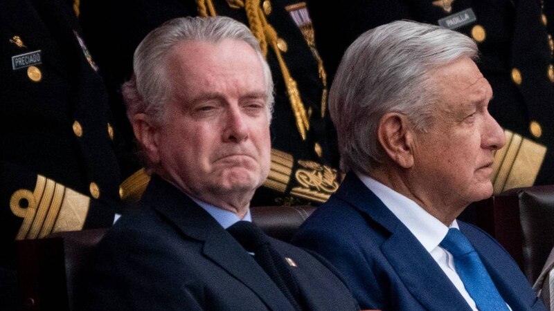 El presidente López Obrador y el embajador Ken Salazar en la ceremonia del Grito de Independencia