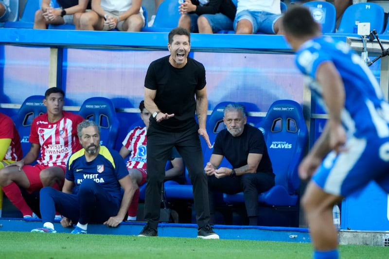 El entrenador del Atlético de Madrid, Diego Simeone, durante el partido de la tercera jornada de LaLiga que Deportivo Alavés y Atlético de Madrid disputan este sábado en el estadio de Mendizorroza.