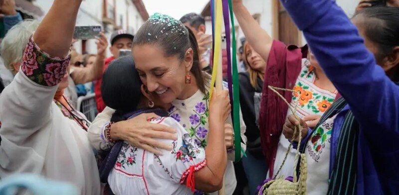 La candidata presidencial Xóchitl Gálvez abraza a una mujer indígena en un acto de campaña.