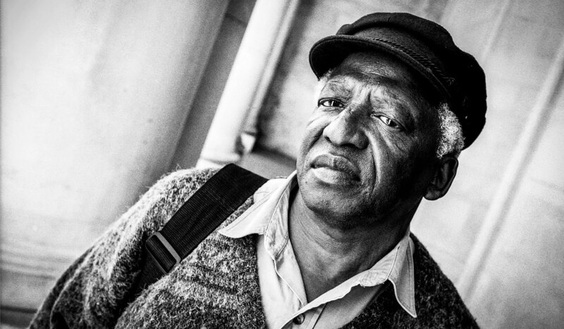 Retrato de un hombre afroamericano con sombrero