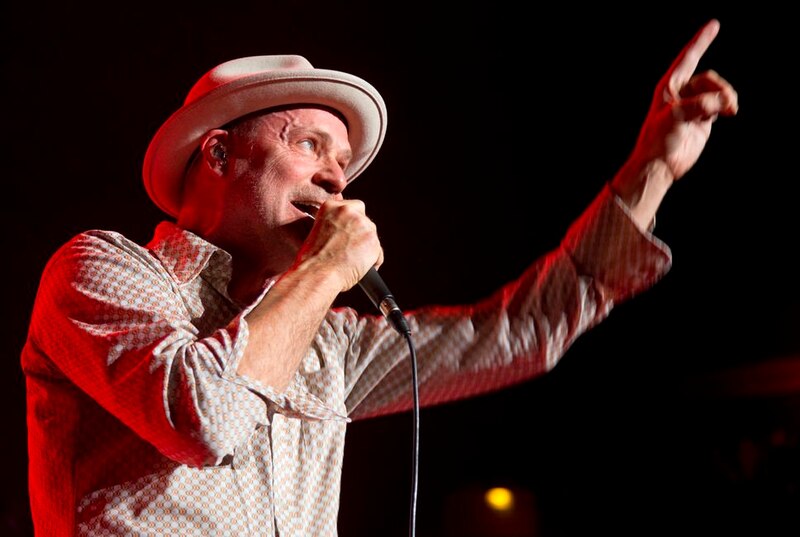 El cantante Beck canta en un concierto.