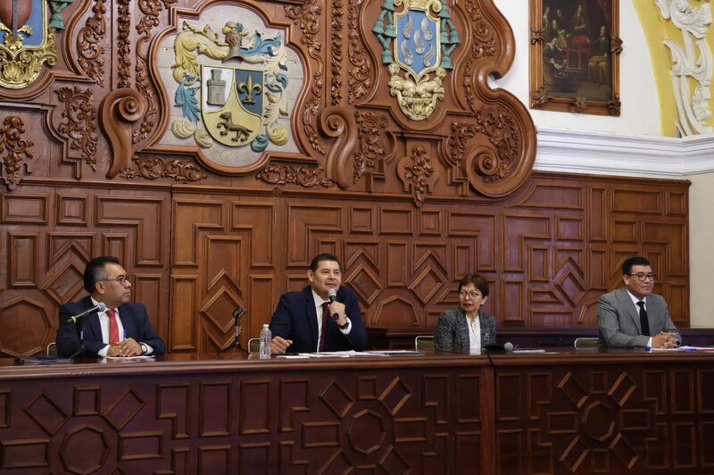 Reunión de trabajo en la que participan el presidente municipal, el síndico y la regidora de educación