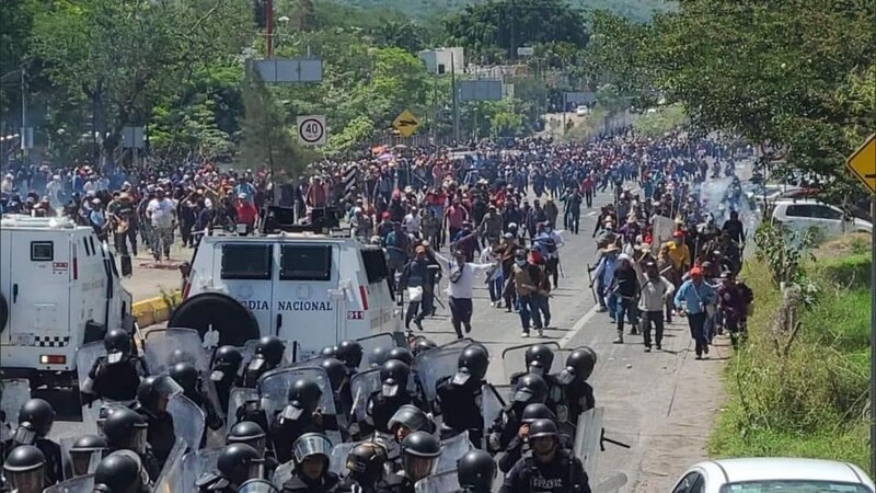 Enfrentamientos entre manifestantes y policías en una protesta en México