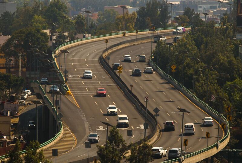 Poco tráfico en la avenida Constituyentes, en la zona poniente de la Capital. El próximo lunes regresan a clases niños y jóvenes del nivel básico.
