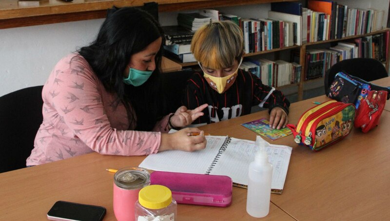 Madre e hijo haciendo la tarea juntos