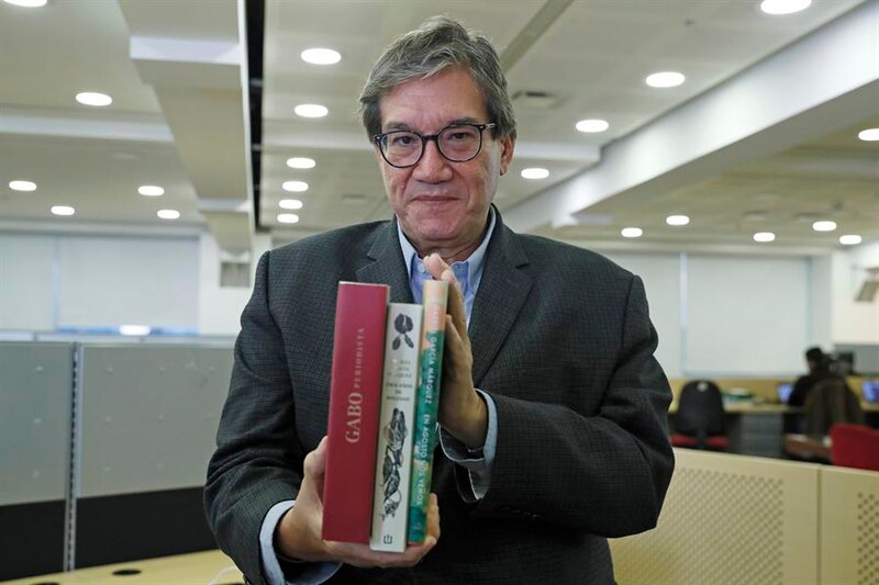 El escritor colombiano Gabriel García Márquez muestra sus libros.