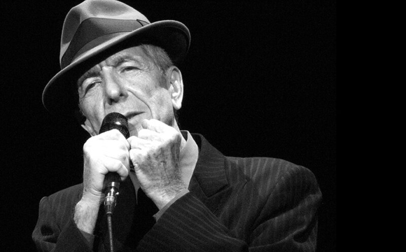 El cantante Leonard Cohen actúa en directo.