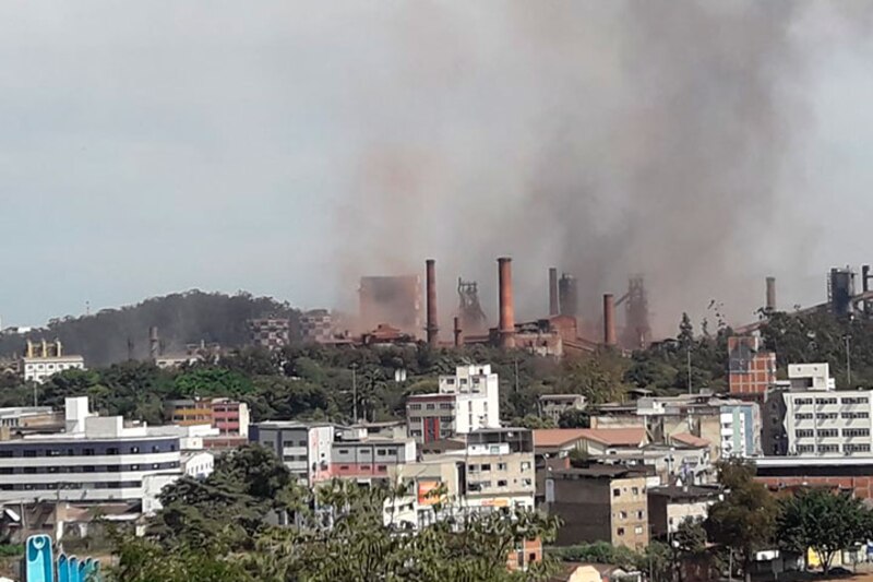 Incendio en una fábrica de acero