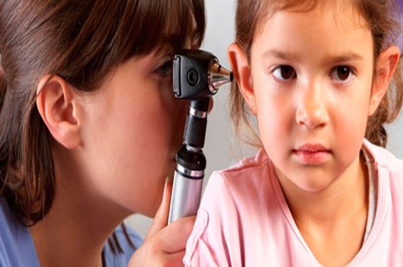 Doctora examinando el oído de una niña