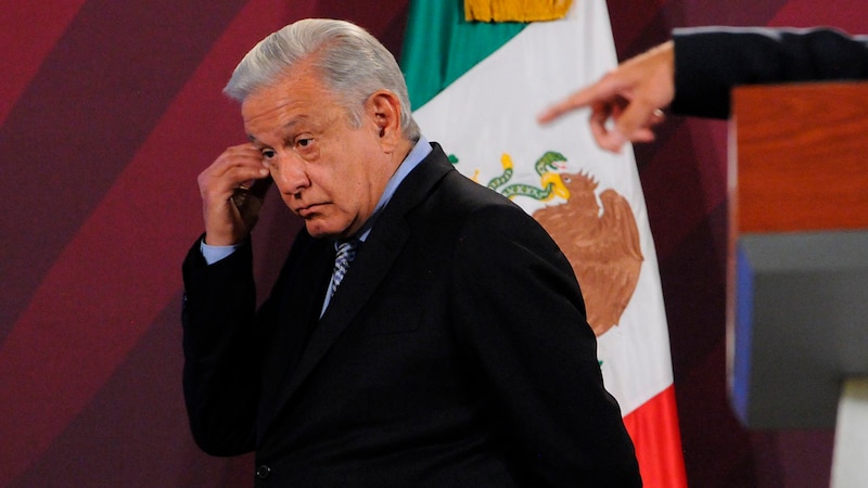 El presidente López Obrador se muestra preocupado durante una conferencia de prensa.