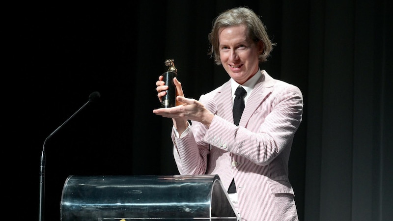 El director Wes Anderson acepta un premio en una ceremonia