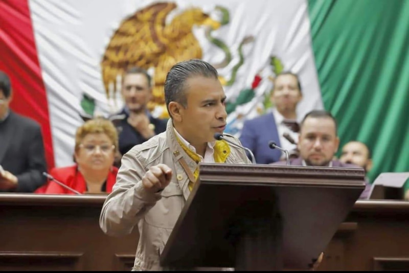 Diputado mexicano da discurso en el Congreso