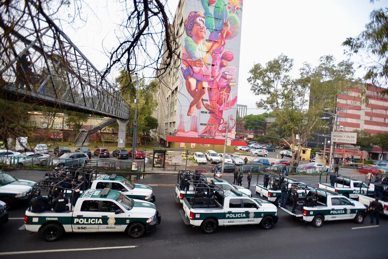Title: Policías en la Ciudad de México