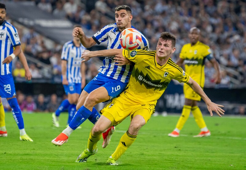 Dos jugadores de fútbol se disputan el balón