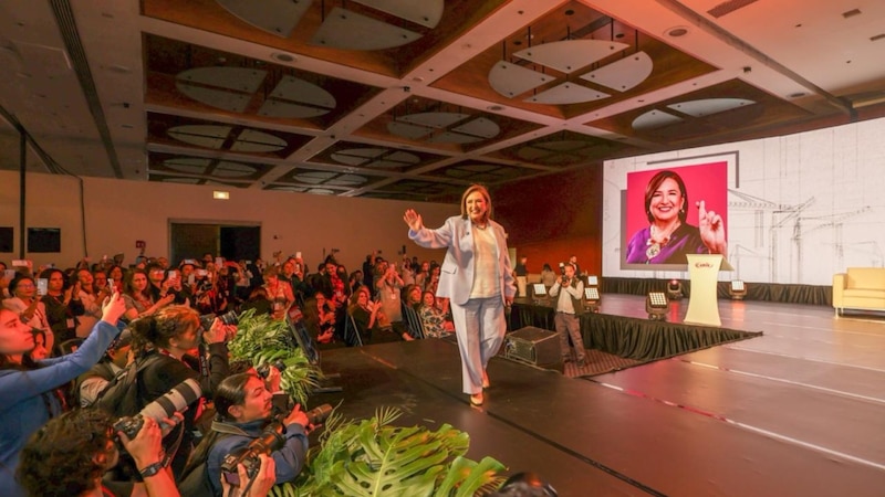 La presidenta electa de Honduras, Xiomara Castro, saluda a sus seguidores durante un evento en Tegucigalpa.