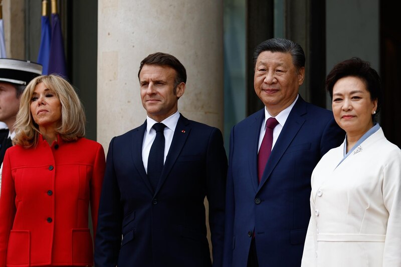 El presidente chino, Xi Jinping, y su esposa, Peng Liyuan, junto al presidente francés, Emmanuel Macron, y su esposa, Brigitte Macron, en París.