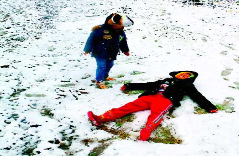 Niños jugando en la nieve