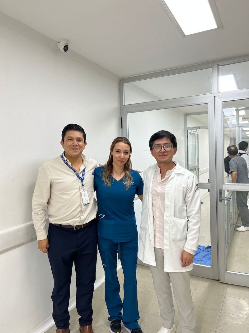 Parte del equipo médicos de especialistas del hospital general en Pachuca, Hidalgo del ISSSTE, salvaron la vida a derechohabiente de 45 años, quien presentó un tumor infectado en el área abdominal