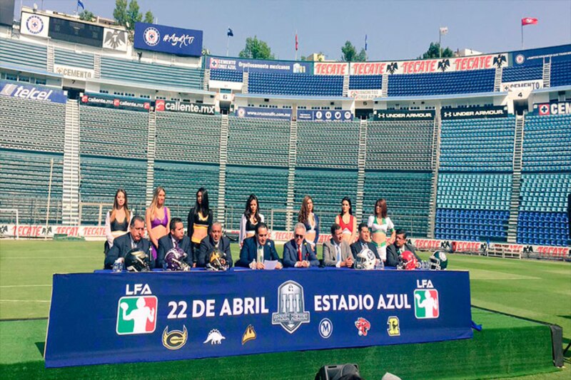 Jugadoras de la LFA posan junto a directivos en la presentación de la temporada 2017.