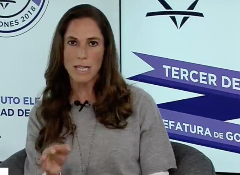 La política española Inés Arrimadas da un discurso en una rueda de prensa.