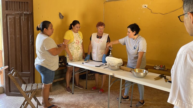 Mujeres preparando alimentos en una cocina