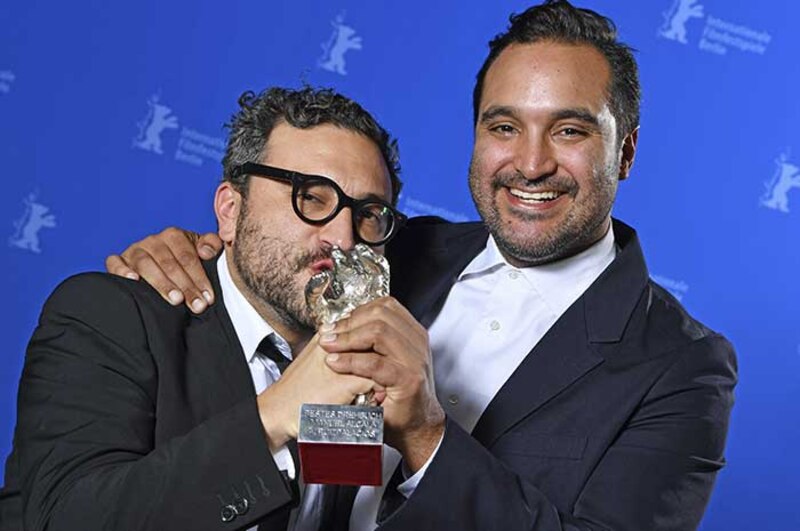 Los directores mexicanos Gael García Bernal y Diego Luna reciben el Oso de Plata a la Mejor Ópera Prima en el Festival de Cine de Berlín.