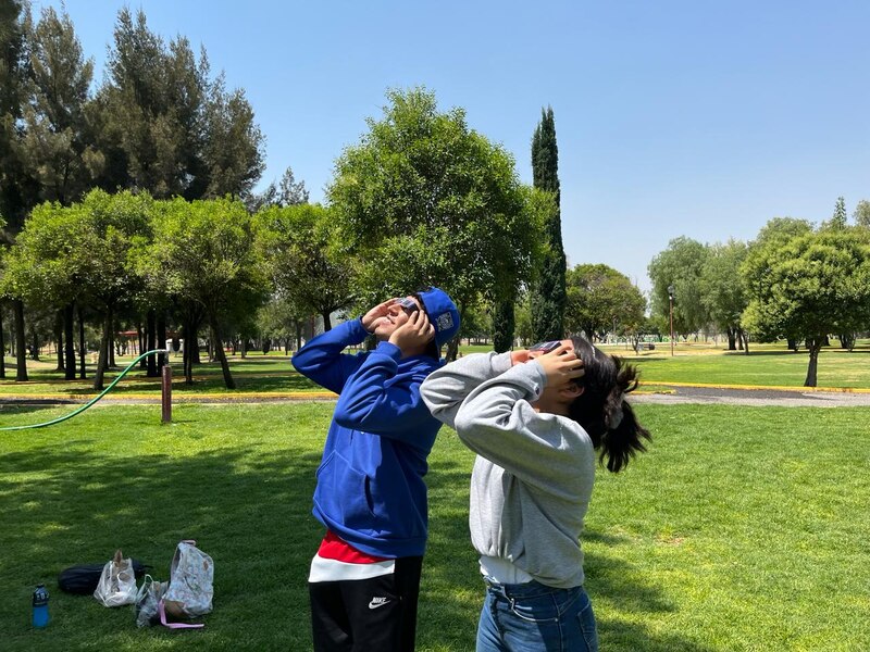 Jóvenes observando el cielo