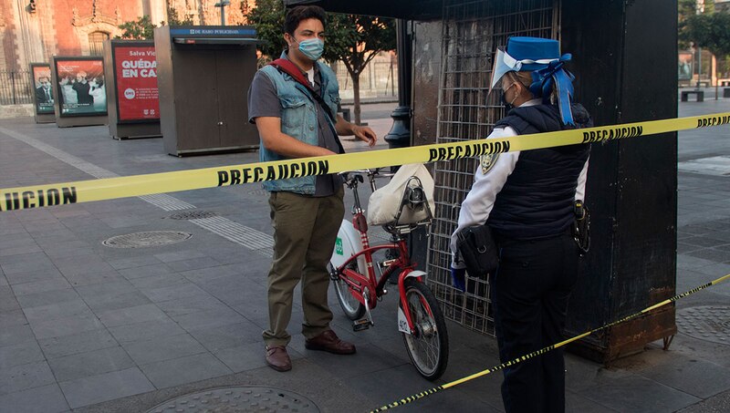 Un policía detiene a un hombre en bicicleta