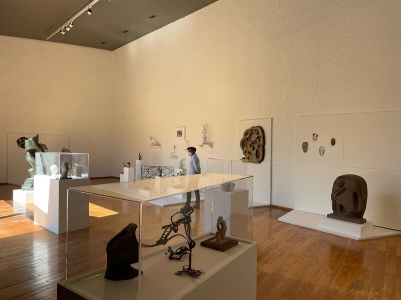 Una exposición de esculturas en un museo.