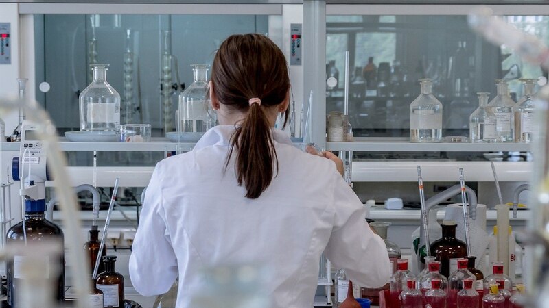 Científica trabajando en un laboratorio