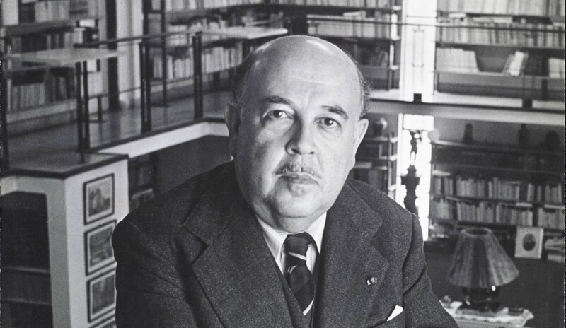 Jorge Luis Borges en su biblioteca personal