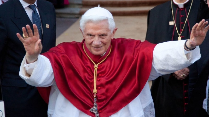 El Papa Benedicto XVI saluda a la multitud