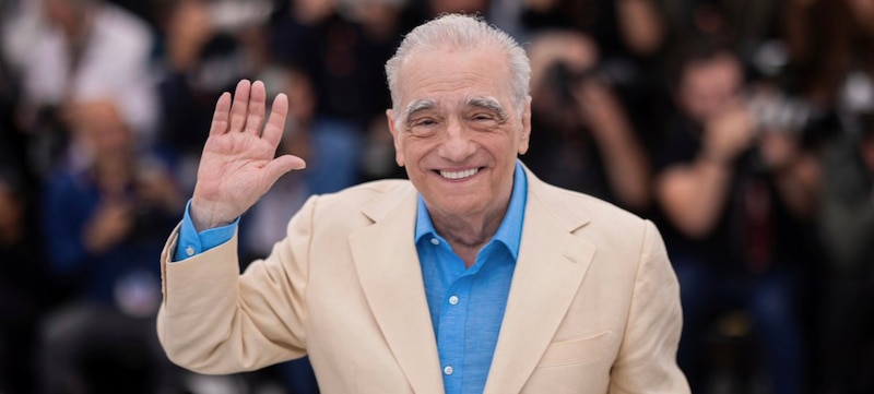 El director Martin Scorsese saluda a la multitud en el Festival de Cine de Cannes