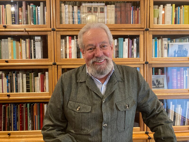 El escritor mexicano Carlos Fuentes en su biblioteca personal